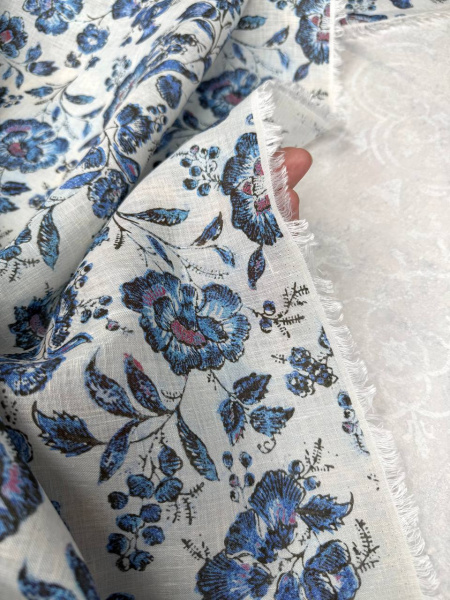 Лён LORO PIANA с красивым стилизованным цветочным рисунком в сине-голубых оттенках