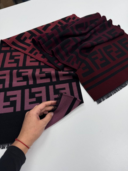 Теплый шарф FENDI